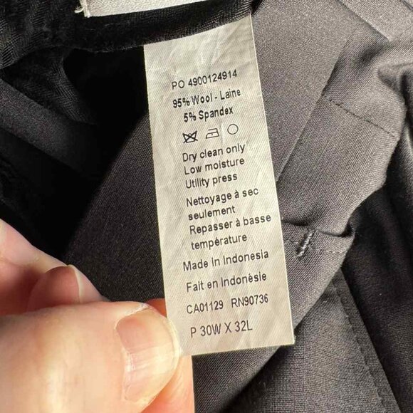 Calvin Klein Black Wool Two-Piece Suit - 36R & 30x30 - Picture 12 of 12